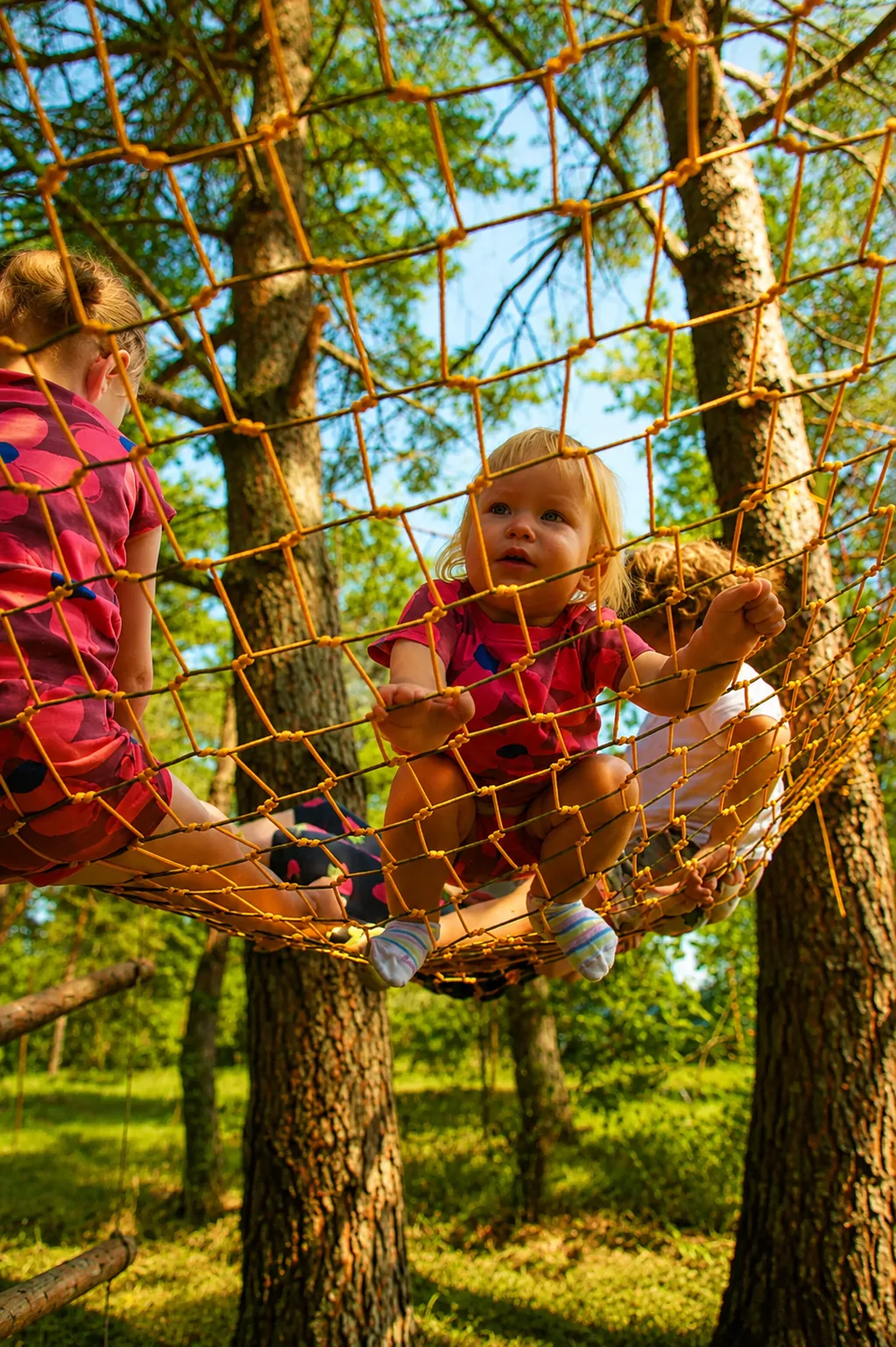 Ręcznie pleciona platforma z paracordu — realizacja Treetopia.pl