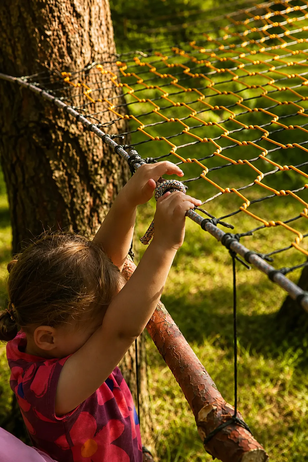 Ręcznie pleciona platforma z paracordu — realizacja Treetopia.pl