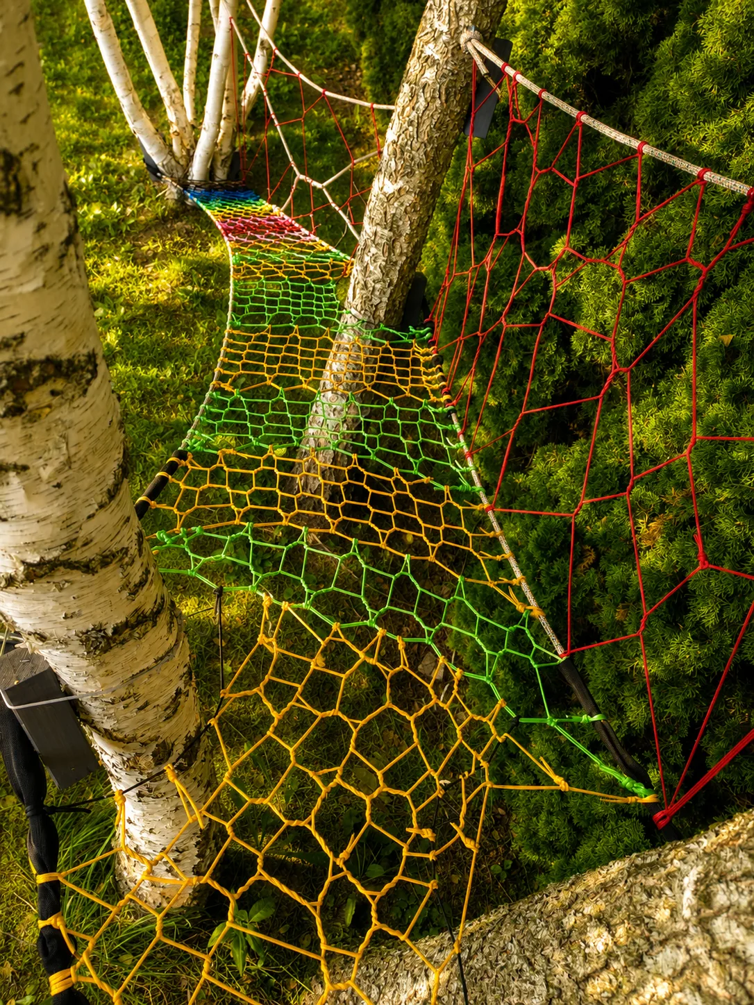 Ręcznie pleciona platforma z paracordu — realizacja Treetopia.pl