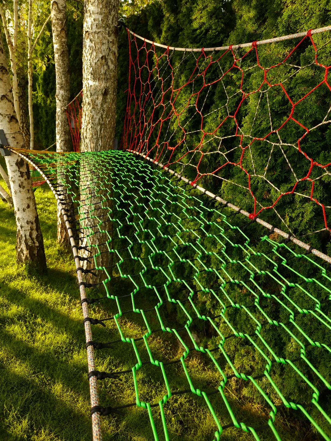 Ręcznie pleciona platforma z paracordu — realizacja Treetopia.pl